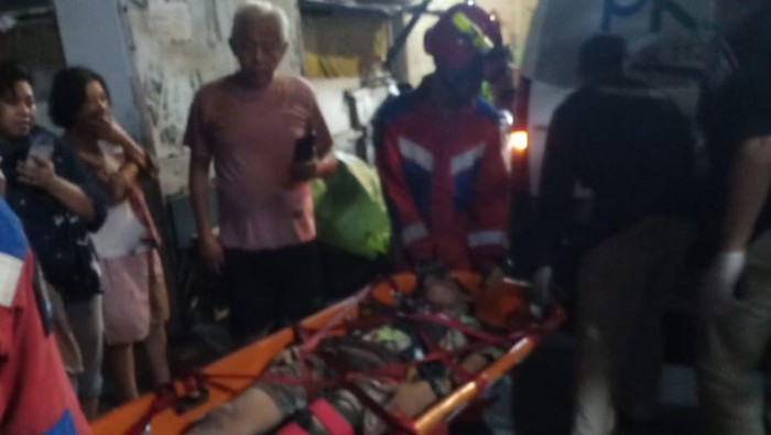Damkar Jakarta Utara mengevakuasi pria yang mengalami patah tulang usai diduga dikejar begal.