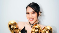 Davina Karamoy mengaku piala ini menjadi jawaban doanya saat umrah. (Foto: dok Instagram)