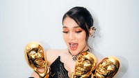 Davina Karamoy mendapat tiga piala di ajang Indonesian Movie Actors Awards untuk Pemeran Pendukung Wanita Terfavorit, Pemeran Pendukung Wanita Terbaik, dan Pemeran Pasangan Terfavorit. (Foto: dok Instagram)
