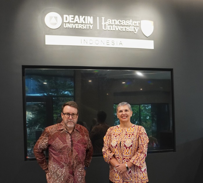 Deakin University dan Lancaster University Deakin University dan Lancaster University