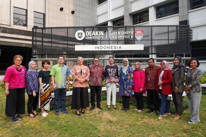 Deakin University dan Lancaster University Deakin University dan Lancaster University