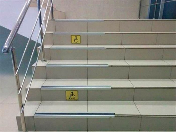 Desain Nyeleneh Bikin Geleng Kepala, Kok Begini? Ini sengaja desainnya begini atau mau bikin kesal yang punya rumah ya, hihi. Kalau ada yang pernah punya pengalaman serupa, cerita di kolom komentar, ya.