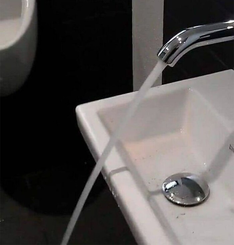 Desain Nyeleneh Bikin Geleng Kepala, Kok Begini? Ini sengaja desainnya begini atau mau bikin kesal yang punya rumah ya, hihi. Kalau ada yang pernah punya pengalaman serupa, cerita di kolom komentar, ya.