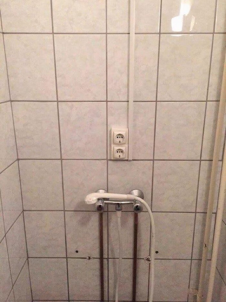 Desain Nyeleneh Bikin Geleng Kepala, Kok Begini? Ini sengaja desainnya begini atau mau bikin kesal yang punya rumah ya, hihi. Kalau ada yang pernah punya pengalaman serupa, cerita di kolom komentar, ya.