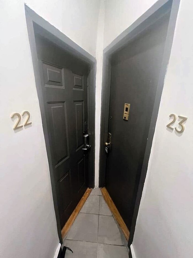 Desain Nyeleneh Bikin Geleng Kepala, Kok Begini? Ini sengaja desainnya begini atau mau bikin kesal yang punya rumah ya, hihi. Kalau ada yang pernah punya pengalaman serupa, cerita di kolom komentar, ya.