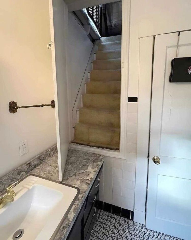 Desain Nyeleneh Bikin Geleng Kepala, Kok Begini? Ini sengaja desainnya begini atau mau bikin kesal yang punya rumah ya, hihi. Kalau ada yang pernah punya pengalaman serupa, cerita di kolom komentar, ya.