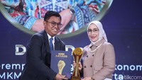 Salah satunya dia mendorong agar para pelaku UMKM melakukan transformasi digital. Sebab digitalisasi menjadi kunci untuk bertahan dan maju di era teknologi saat ini.  