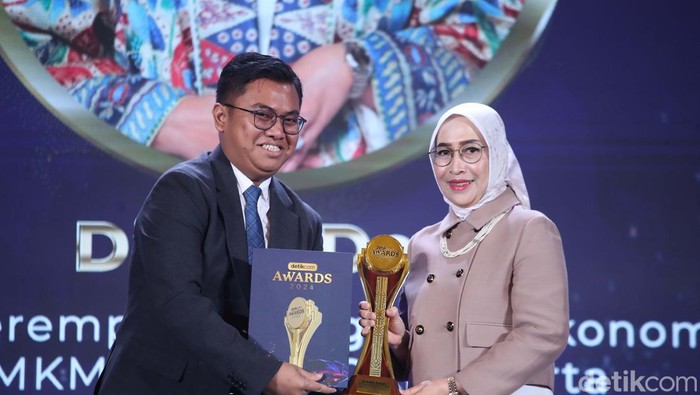 Diana Dewi selaku Ketua Kadin DKI Jakarta diganjar anugerah Tokoh Wanita Penggerak Ekonomi & UMKM Provinsi DKI Jakarta di ajang detikcom Awards 2024. Ini potretnya.