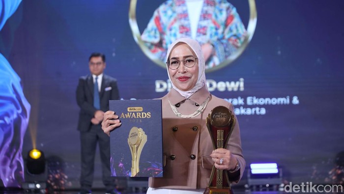 Diana Dewi Jadi Tokoh Wanita Penggerak Ekonomi & UMKM Diana Dewi selaku Ketua Kadin DKI Jakarta diganjar anugerah Tokoh Wanita Penggerak Ekonomi & UMKM Provinsi DKI Jakarta di ajang detikcom Awards 2024. Ini potretnya.