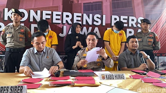 Direktorat Reserse Siber (Ditressiber) Polda Jabar menggelar konferensi pers terkit kasus judi online (Judol).