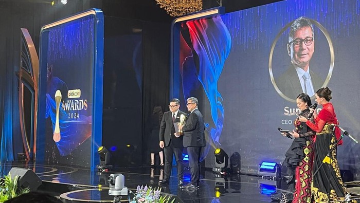 Dirut BRI Sunarso menerima penghargaan detikcom Awards 2024