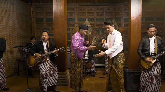 Duet Masdddho dan Staso Prasetyo menyanyikan lagu Cidro