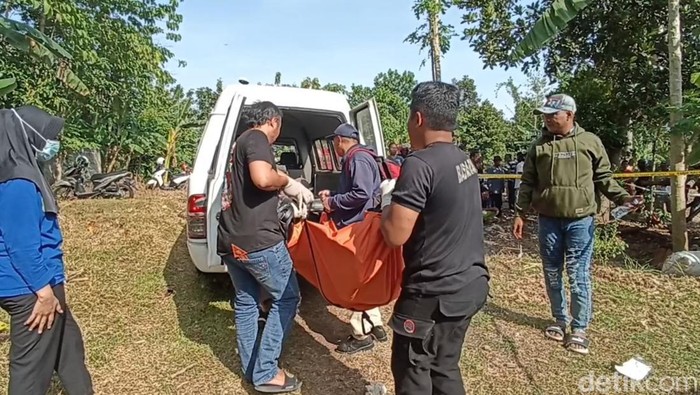 Evakuasi mayat wanita korban pembunuhan yang ditemukan di dekat kandang ayam di Desa Darupono, Kabupaten Kendal, Kamis (17/10/2024).