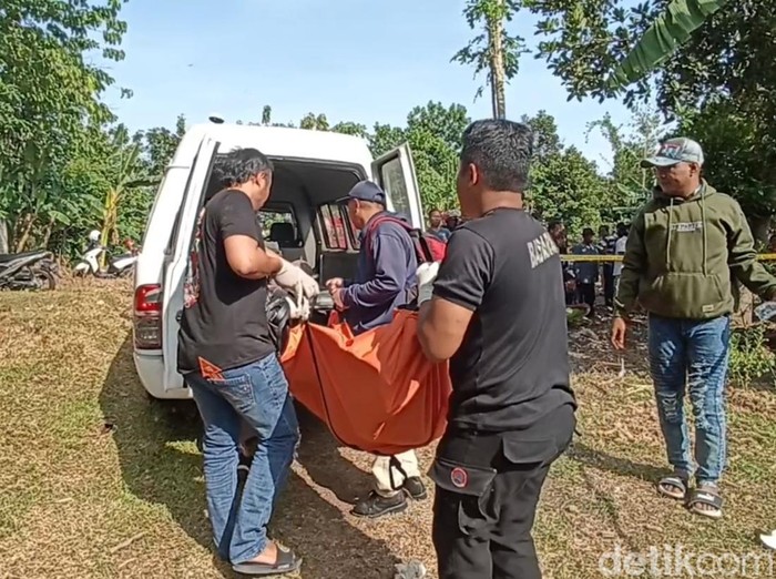 Evakuasi mayat wanita korban pembunuhan yang ditemukan di dekat kandang ayam di Desa Darupono, Kabupaten Kendal, Kamis (17/10/2024).