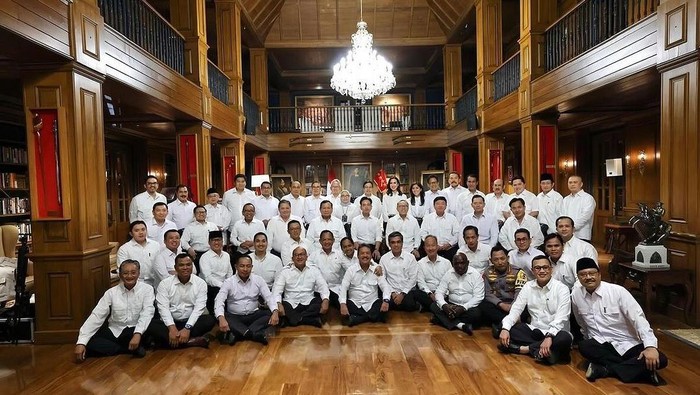 Foto calon menteri bersama Prabowo-Gibran usai mengikuti pembekalan di Hambalang (dok Instagram Yusril).