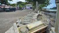 Gelombang pasang dan abrasi menerjang pesisir pantai di kota itu membuat sejumlah bangunan dan fasilitas umum rusak.   