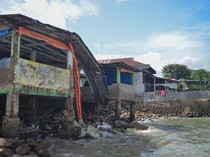 Gelombang Pasang Hantam Bangunan Pesisir Pantai di Padang