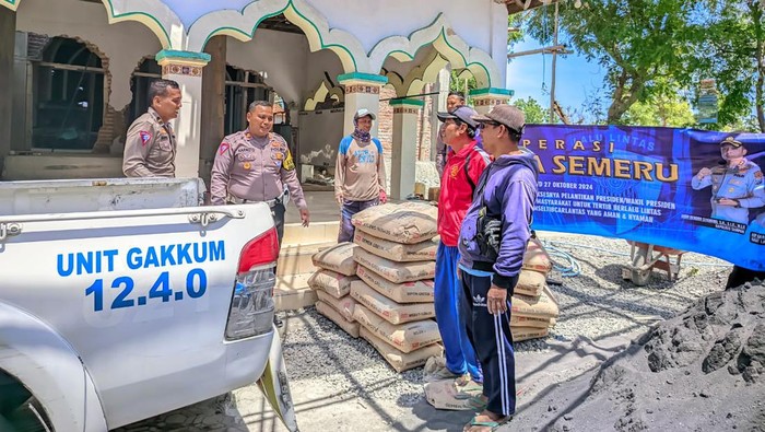 Giat religi Kasat Lantas Polres Sampang Bantu Semen Unruk Renovasi Masjid.