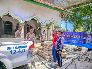 Aksi Bakti Religi Kasat Lantas Polres Sampang Bantu Renovasi Masjid