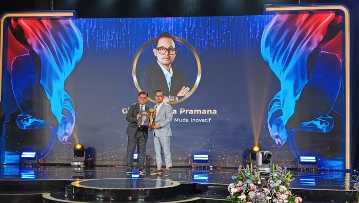 Gilang Widya Pramana menerima penghargaan Tokoh Pengusaha Muda Inovatif di detikcom Awards 2024