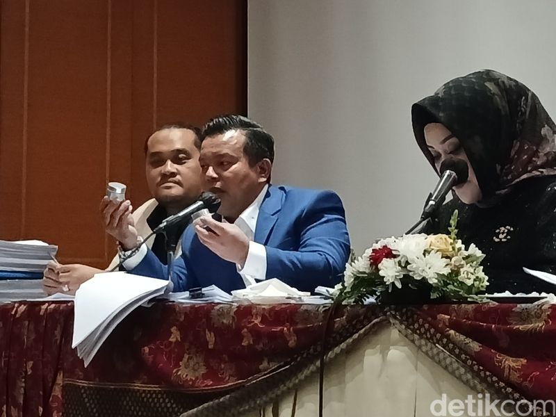 Heni Purnamasari (berhijab) dan tim pengacaranya dalam sesi konferensi pers pada Kamis (17/10/2024) di Hotel Borobudur, Jakarta Pusat. Heni Purnamasari merupakan pemilik PT Sagara Purnama dan PT Ratansha Purnama Abadi yang merasa dirugikan akibat konten podcast yang menampilkan dr Richard Lee, dr Oky, dan Nikita Mirzani.