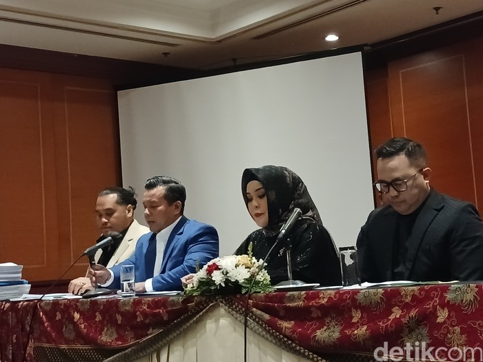 Heni Purnamasari (berhijab) dan tim pengacaranya dalam sesi konferensi pers pada Kamis (17/10/2024) di Hotel Borobudur, Jakarta Pusat. Heni Purnamasari merupakan pemilik PT Sagara Purnama dan PT Ratansha Purnama Abadi yang merasa dirugikan akibat konten podcast yang menampilkan dr Richard Lee, dr Oky, dan Nikita Mirzani.