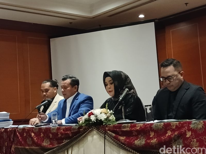 Heni Purnamasari (berhijab) dan tim pengacaranya dalam sesi konferensi pers pada Kamis (17/10/2024) di Hotel Borobudur, Jakarta Pusat. Heni Purnamasari merupakan pemilik PT Sagara Purnama dan PT Ratansha Purnama Abadi yang merasa dirugikan akibat konten podcast yang menampilkan dr Richard Lee, dr Oky, dan Nikita Mirzani.