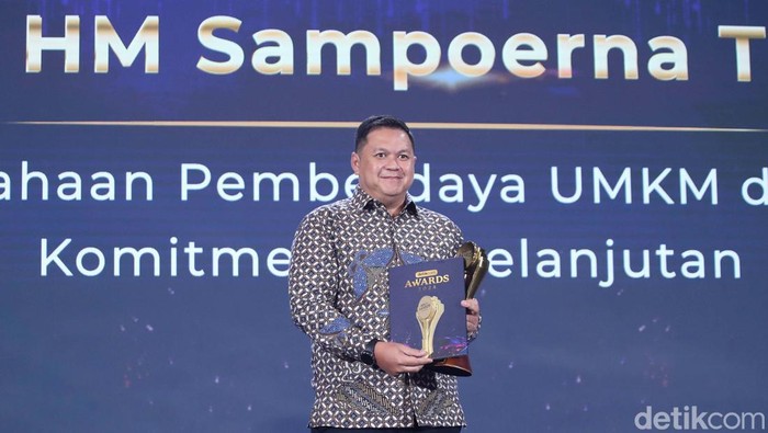 HM Sampoerna Raih detikcom Awards 2024 Bidang Pemberdaya UMKM PT HM Sampoerna Tbk menyabet penghargaan untuk kategori Perusahaan Pemberdaya UMKM dengan Komitmen Berkelanjutan di ajang detikcom Awards 2024.