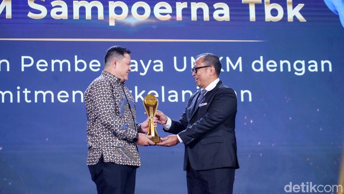HM Sampoerna Raih detikcom Awards 2024 Bidang Pemberdaya UMKM PT HM Sampoerna Tbk menyabet penghargaan untuk kategori Perusahaan Pemberdaya UMKM dengan Komitmen Berkelanjutan di ajang detikcom Awards 2024.