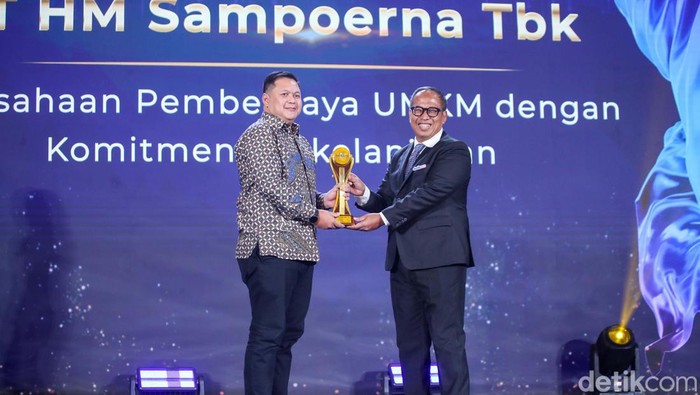 HM Sampoerna Raih detikcom Awards 2024 Bidang Pemberdaya UMKM PT HM Sampoerna Tbk menyabet penghargaan untuk kategori Perusahaan Pemberdaya UMKM dengan Komitmen Berkelanjutan di ajang detikcom Awards 2024.