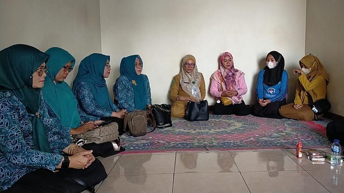 Ibu-ibu PKK mengunjungi korban meninggal diduga akibat keracunan massal di Trenggalek.