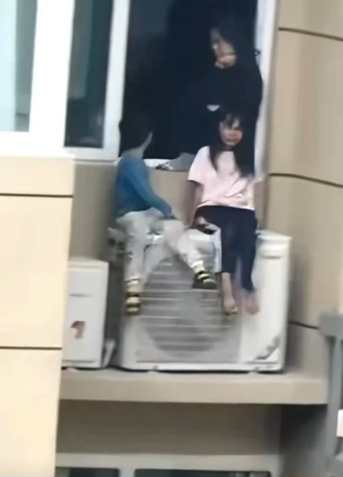 Ibu Paksa Anak Duduk di Atas Outdoor AC Lantai 23