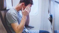 Semakin tinggi pesawat terbang, maka semakin kering udara di kabin. Untuk mengatasi tingkat kelembapan yang sangat rendah, kamu disarankan rajin minum air putih. Foto: Getty Images/anyaberkut