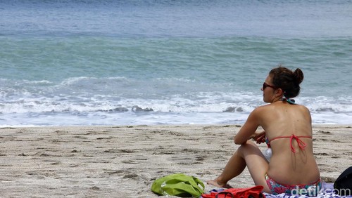 Ilustrasi Wisatawan berjemur di Pantai BALI