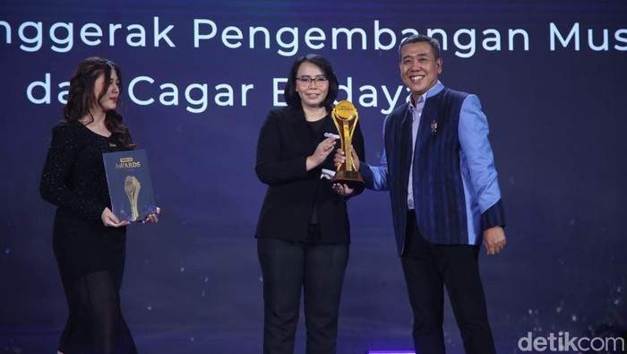 Indonesia Heritage Agency (IHA) menyabet penghargaan bergengsi kategori Lembaga Penggerak Pengembangan Museum dan Cagar Budaya di ajang detikcom Awards 2024. Ini potretnya di The Westin Jakarta, Kamis (17/10/2024).