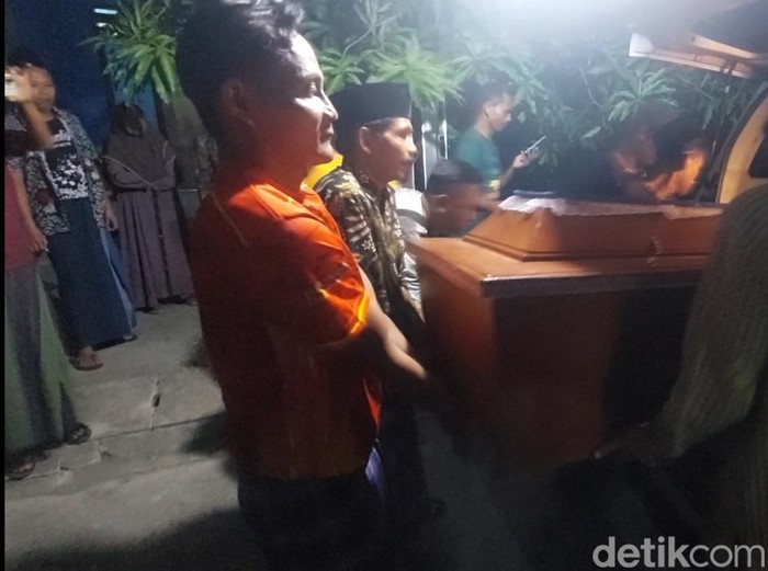 Isak tangis warnai kedatangan jenazah santriwati korban pembunuhan di Kendal saat tiba di rumah duka, Kamis (17/10/2024).