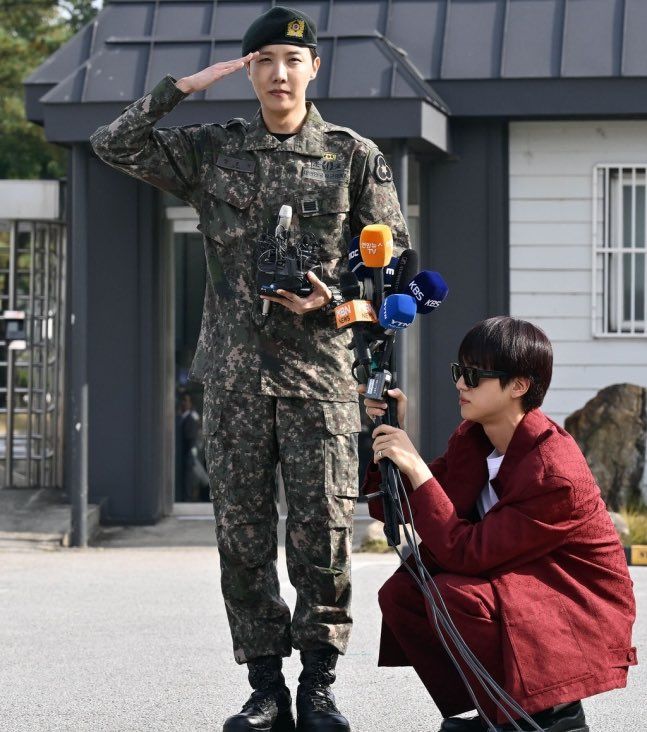 J-Hope BTS menyelesaikan wajib militer