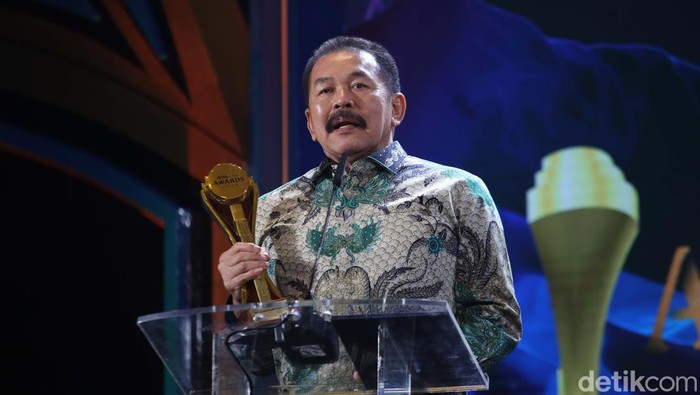 Jaksa Agung ST Burhanuddin meraih detikcom Awards 2024 untuk kategori Tokoh Penegak Hukum Humanis. Burhanuddin dinilai mampu melakukan penegakan hukum dengan pendekatan humanis.