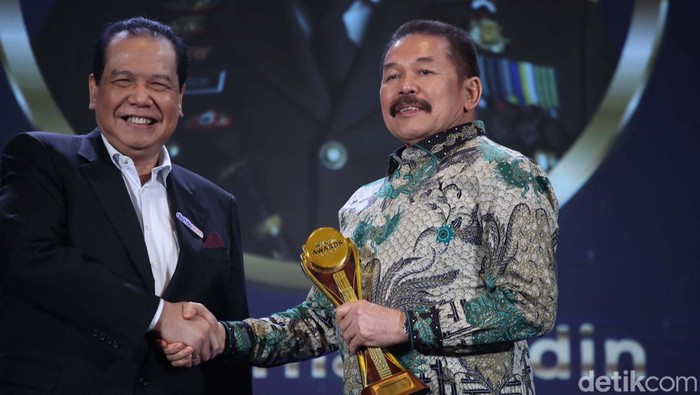 Jaksa Agung Raih Tokoh Penegak Hukum Humanis Jaksa Agung ST Burhanuddin meraih detikcom Awards 2024 untuk kategori Tokoh Penegak Hukum Humanis. Burhanuddin dinilai mampu melakukan penegakan hukum dengan pendekatan humanis.