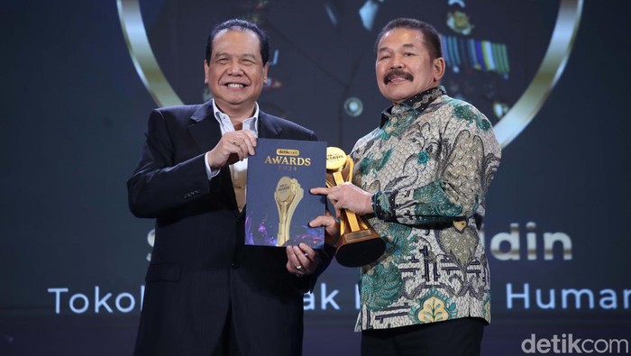 Jaksa Agung Raih Tokoh Penegak Hukum Humanis Jaksa Agung ST Burhanuddin meraih detikcom Awards 2024 untuk kategori Tokoh Penegak Hukum Humanis. Burhanuddin dinilai mampu melakukan penegakan hukum dengan pendekatan humanis.
