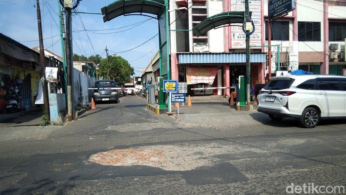 Jalan rusak dan berlubang di Jalan Jagasatru, Kota Cirebon