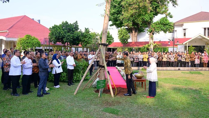 Jokowi dan Iriana tanam pohon di Istana jelang purnatugas (Muchlis Jr - Biro Pers Sekretariat Presiden)