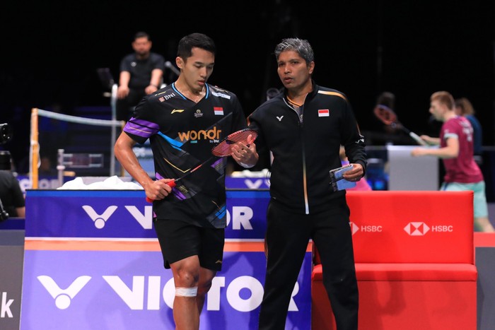 Jonatan Christie dan pelatih tunggal putra, Irwansyah