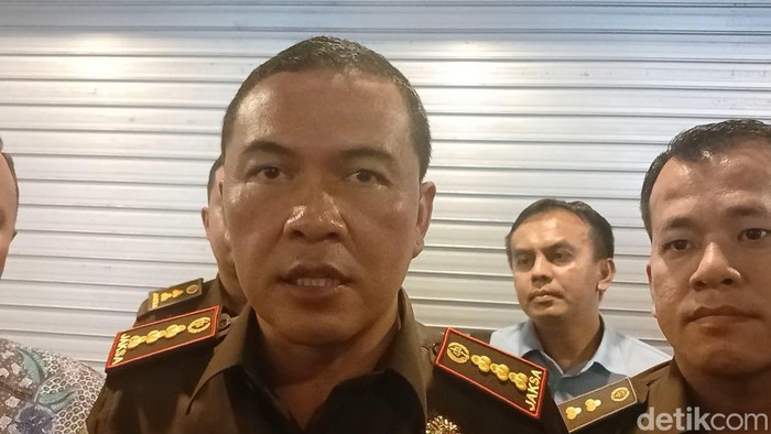 Kajari Kota Batam I Ketut Kasna Dedi dan Kasi Pidsus Kejari Batam, Tohom Hasiholan saat memberikan keterangan.(Alamudin Hamapu/detikSumut)