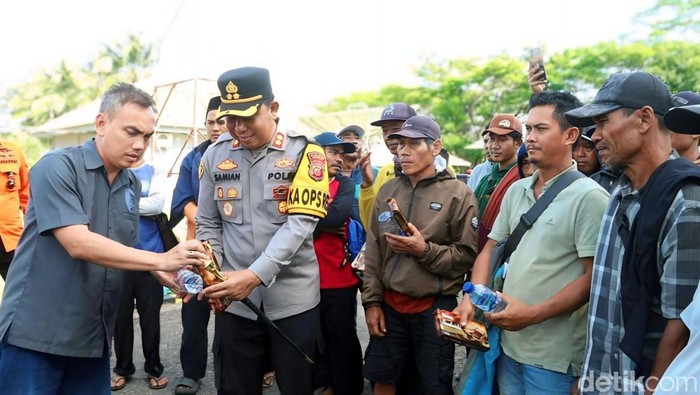 Kapolres Sukabumi AKBP Samian saat melihat langsung kondisi nelayan yang sempat terjebak ombak