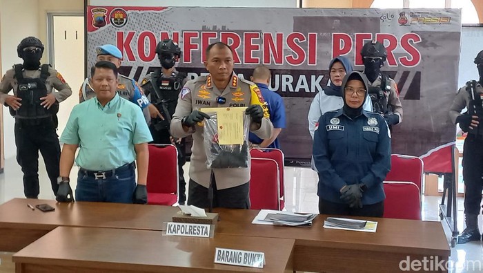 Kapolresta Solo Kombes Iwan Saktiadi saat konferensi pers kasus pemerkosaan anak di Mapolresta Solo, Kamis (17/10/2024).