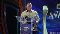 Kapolri juga dekat dengan kalangan mahasiswa. Hal itu dibuktikan dengan program kolaborasi bakti sosial dan vaksinasi yang digelar Polri dan sejumlah elemen mahasiswa saat pandemi COVID-19. Dalam berbagai momen unjuk rasa mahasiswa, Kapolri juga turun langsung dan mendengar aspirasi dari peserta aksi. Kapolri bahkan ikut berorasi di atas mobil komando untuk menyampaikan komitmen Polri menjamin keselamatan dan akomodasi suara mahasiswa.  