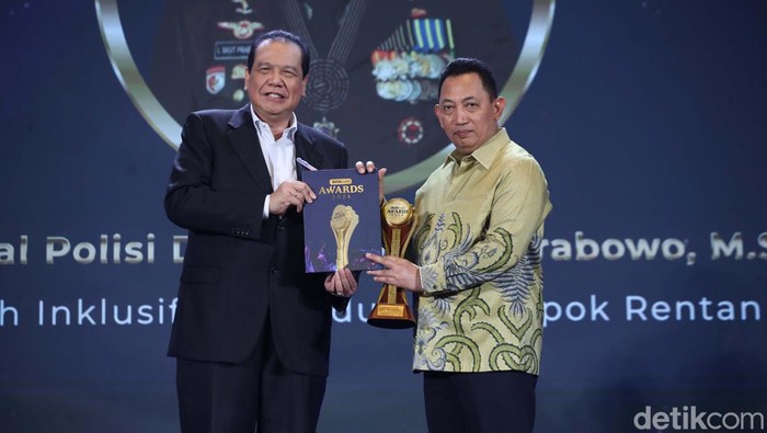 Kapolri jadi Tokoh Inklusif dan Peduli Kelompok Rentan Kapolri Jenderal Listyo Sigit Prabowo meraih detikcom Awards 2024 untuk kategori Tokoh Inklusif dan Peduli Kelompok Rentan. Sigit dinilai merangkul semua kalangan.