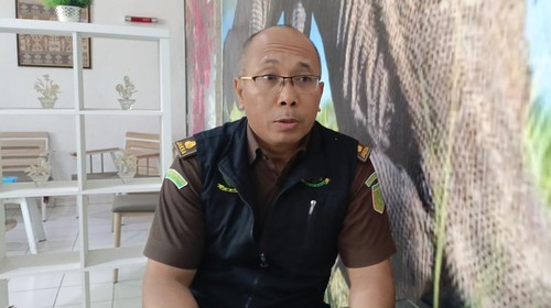 Kasi Penkum Kejati NTT, Raka Putra Dharmana, saat memberikan keterangan kepada awak media di kantornya, Kamis (17/10/2024). (Simon Selly/detikBali)