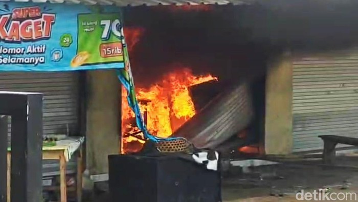 Kebakaran kios yang ada di Banjar Dinas Bungkulan, Desa Seraya Barat, Karangasem, Kamis (17/10/2024).